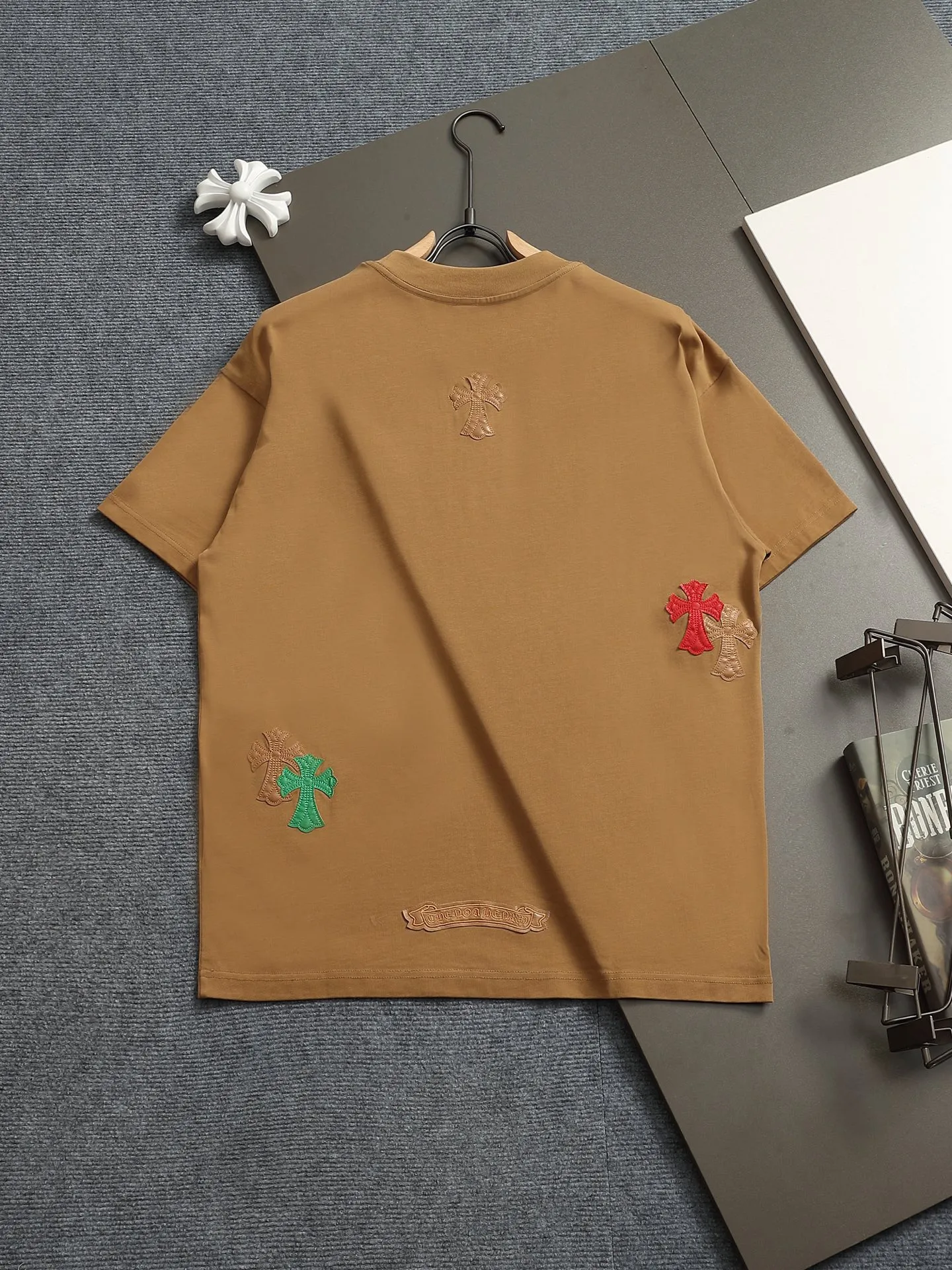 🅿️220 Chrome hearts ch Chrome hearts cross leather short-sleeved T-shirts. Large version. Loose and stylish. The difference is the low version, the slim version, the upper body and the crotch. 100% commitment: top quality, not fast food. The highest version on the market. Top quality, 320 grams. 26 custom-dyed double yarn cotton, same style for men and women, complete with three standards. Color: Black White Khaki Size: XS-L Size chart: